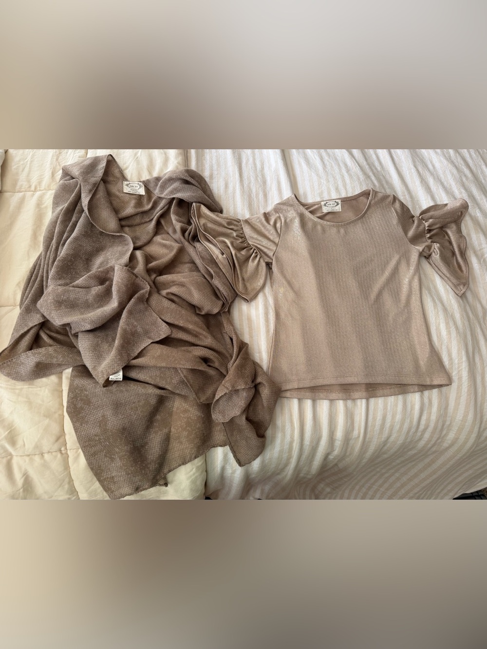 Joyfolie Metallic Taupe Puff-Sleeve Short-Sleeve Top. Long Shall included